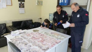 Antalya’da dilenci Pakize’nin şok eden kazancı! 4 saatte 2 bin 479 TL topladı – Birlik Haber Ajansı