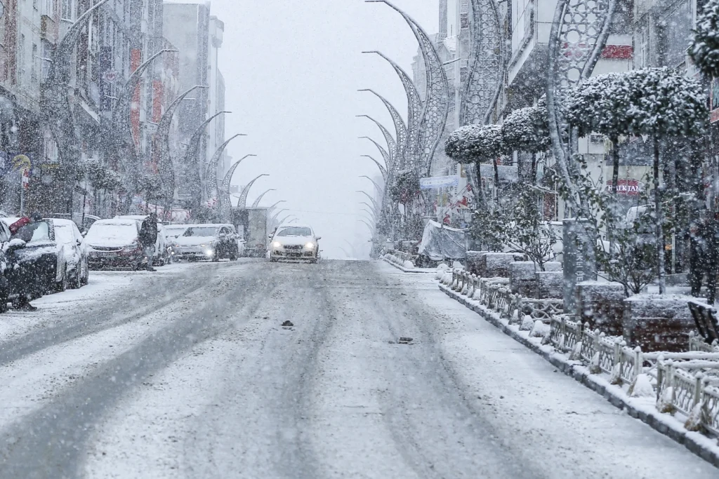 Kırklareli’nde kar yağışı etkisini artırdı: TRT ve NATO yolu kapandı – Birlik Haber Ajansı