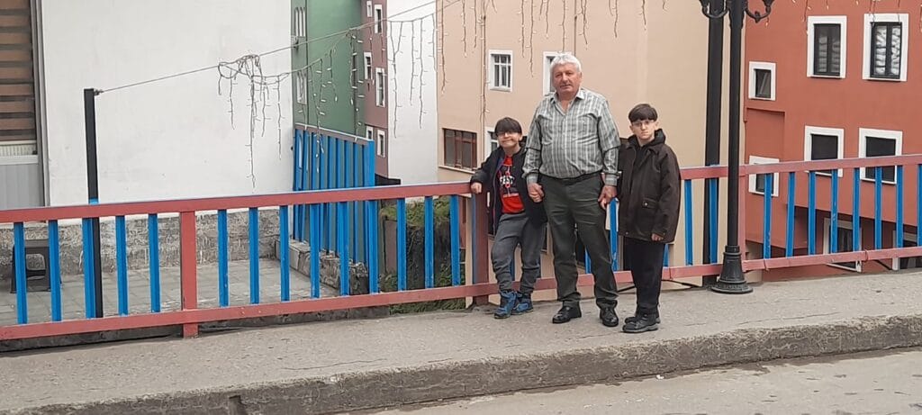 Şalpazarı’nda dede torunlarına çocukluğunu hatırlattı – Birlik Haber Ajansı