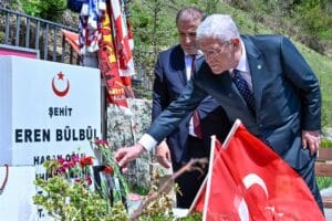 Müsavat Dervişoğlu, Şehit Eren Bülbül ve sanatçı Volkan Konak’ın mezarlarını ziyaret etti – Birlik Haber Ajansı