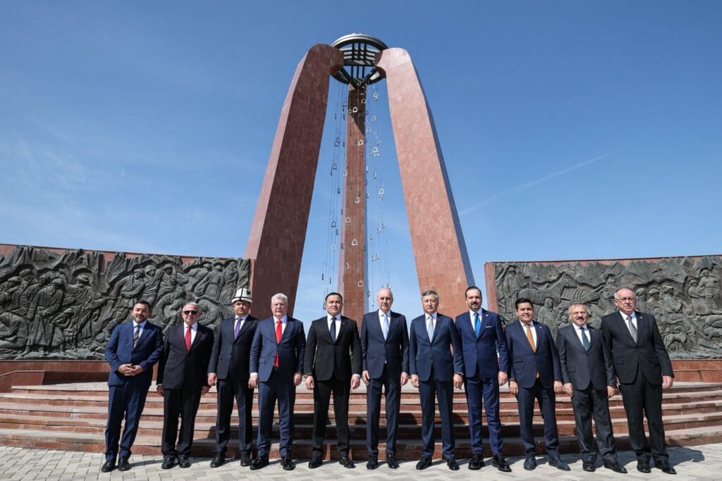 TBMM Başkanı Kurtulmuş, Kırgızistan’da Ata-Beyit Anıt Kompleksi’ni ziyaret etti – Birlik Haber Ajansı