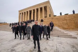 Özgür Özel, PM ve YDK üyeleriyle Anıtkabir’i ziyaret etti! – Birlik Haber Ajansı