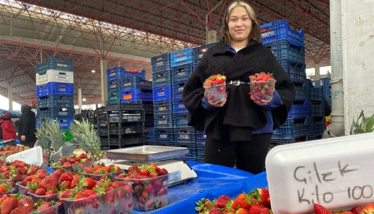 Burdur'lu genç kız semt pazarların markası haline geldi