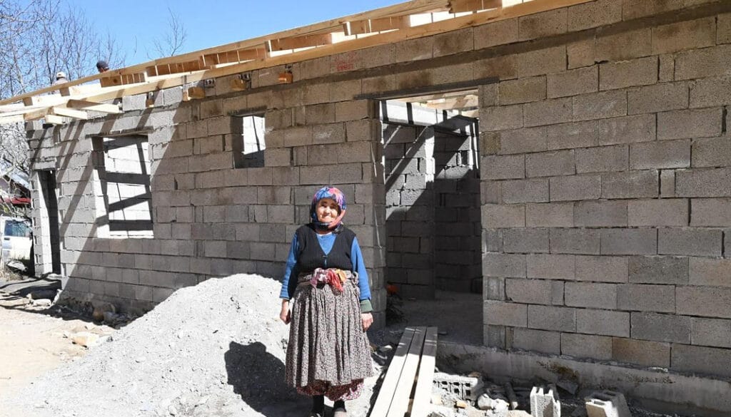 Yangında evini kaybeden Havva Teyze yeni yuvasına kavuşuyor – Birlik Haber Ajansı