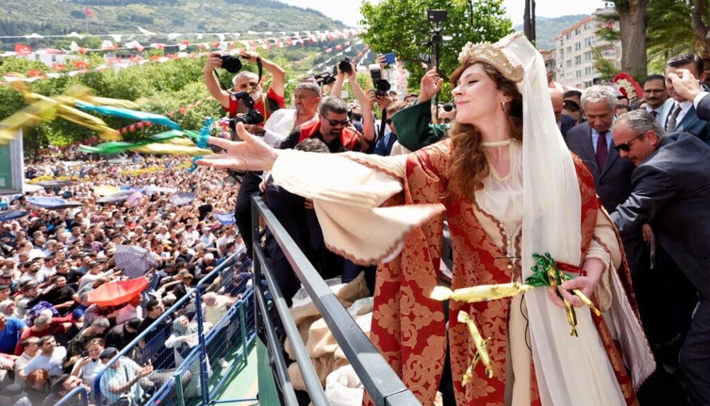 Manisa’da 8 ton mesir macunu halka saçıldı – Birlik Haber Ajansı