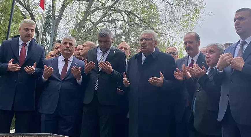 MHP Başkanlık Divanı, Alparslan Türkeş’i mezarı başında andı: Bahçeli katılmadı – Birlik Haber Ajansı