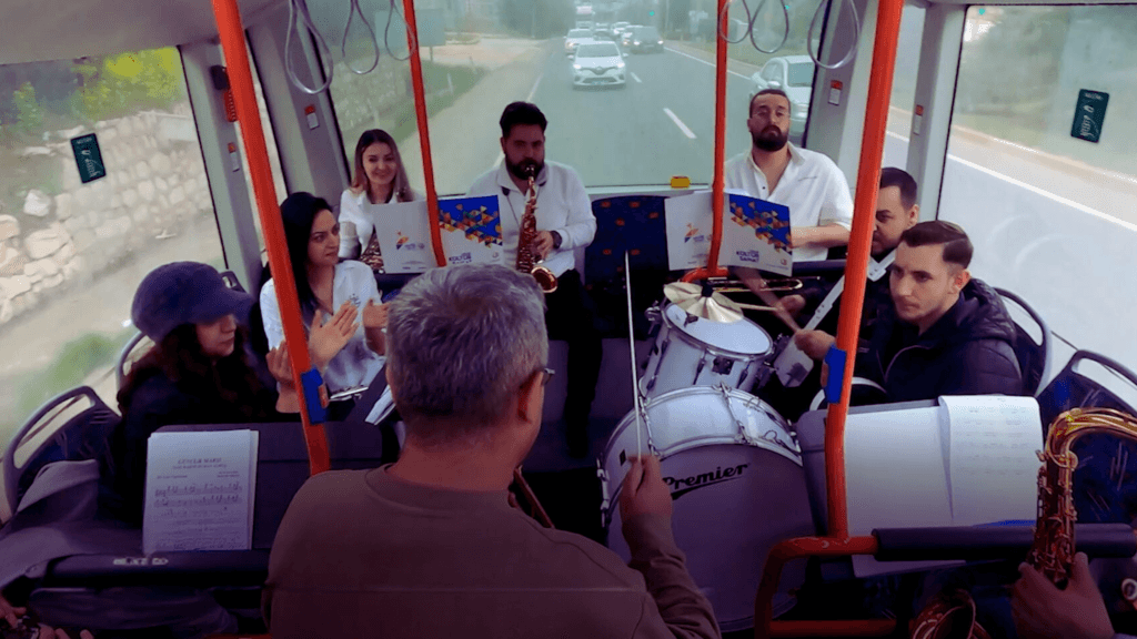 Uşak’ta halk otobüsünde üniversite öğrencilerine sürpriz konser – Birlik Haber Ajansı