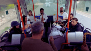 Uşak’ta halk otobüsünde üniversite öğrencilerine sürpriz konser – Birlik Haber Ajansı