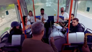 Uşak’ta halk otobüsünde üniversite öğrencilerine sürpriz konser – Birlik Haber Ajansı