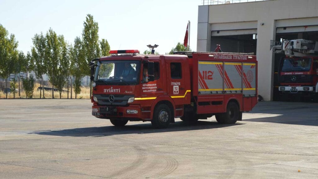 Diyarbakır’da apartman yangınında 3’ü çocuk 5 kişi hastaneye kaldırıldı – Birlik Haber Ajansı
