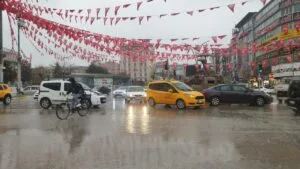 Van’da yağmur yağdı, kent yine sele teslim oldu! – Birlik Haber Ajansı