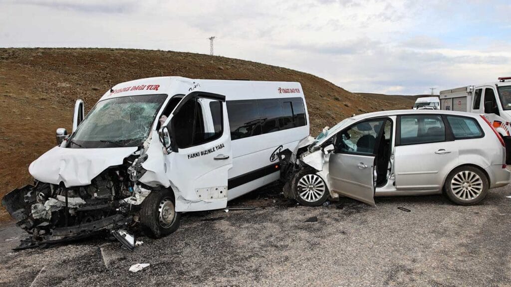 Sivas’ta kamu personelini taşıyan minibüs kazaya karıştı, 1 kişi öldü 2’si ağır 17 yaralı – Birlik Haber Ajansı