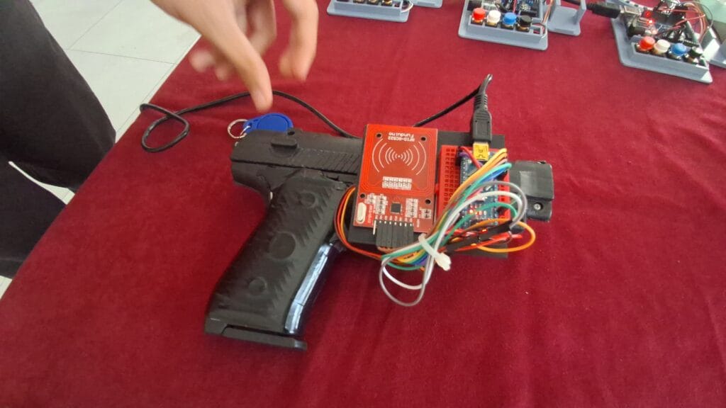 Beypazarı Fen Lisesi öğrencilerinden akıllı tabanca kılıfı – Birlik Haber Ajansı