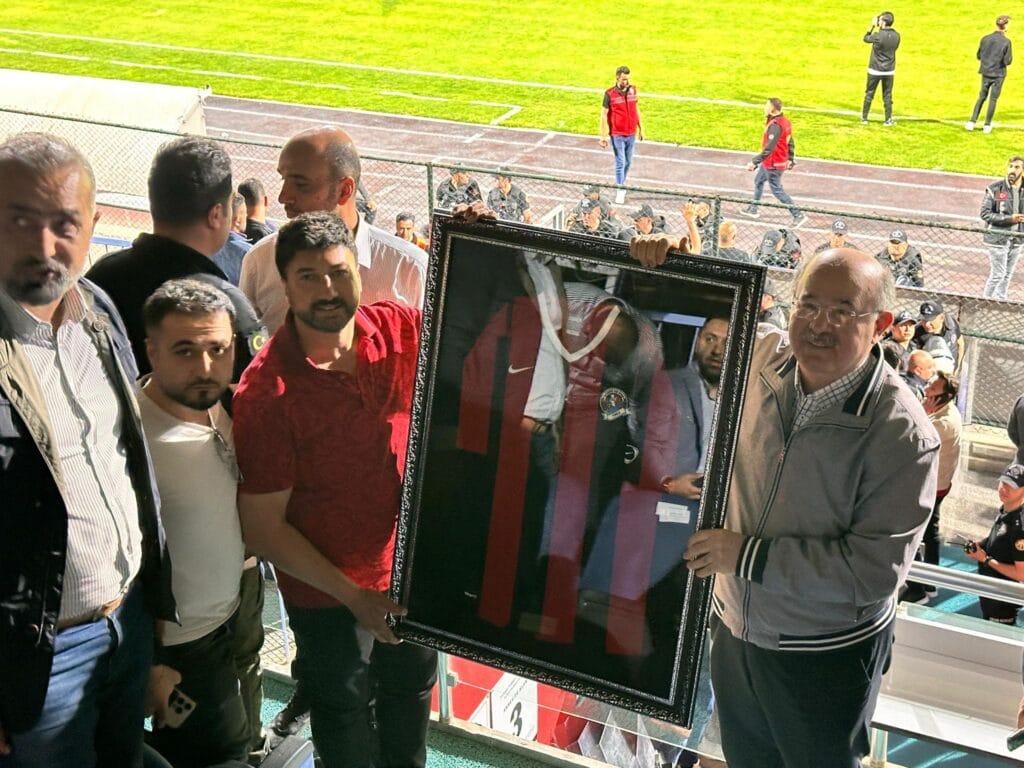 İş insanı Ukay’dan Eski Millî Eğitim Bakan Hüseyin Çelik’e Vanspor forması – Birlik Haber Ajansı
