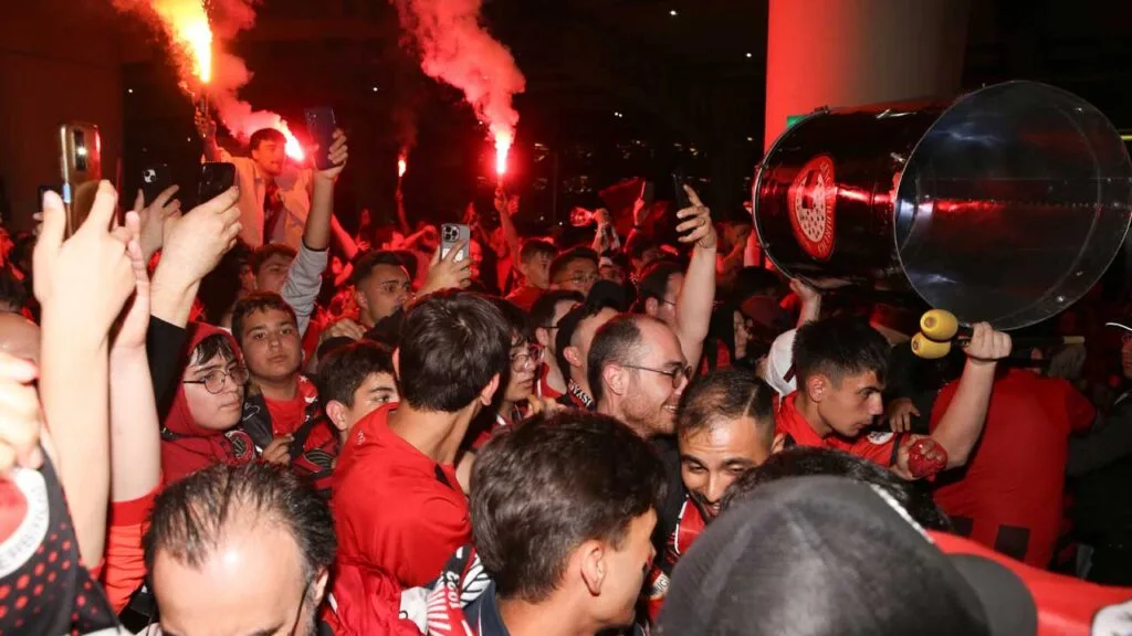Süper Lig’e yükselen Gençlerbirliği’ne Ankara’da görkemli karşılama – Birlik Haber Ajansı