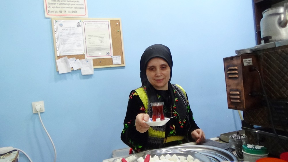 Şalpazarı’nın ilk kadın çaycısı Fatma Yanık – Birlik Haber Ajansı