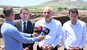 Vali Zorluoğlu Çayönü’nde konuştu: “Bu eşsiz miras, Göbeklitepe gibi tüm dünyaya tanıtılacak” – Birlik Haber Ajansı