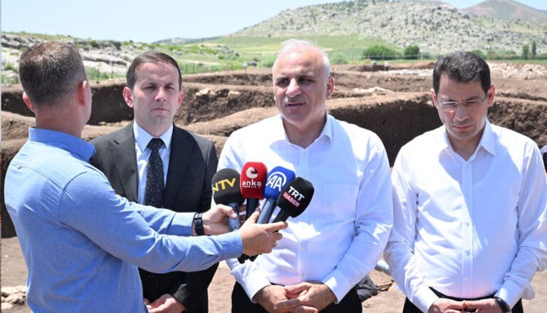 Vali Zorluoğlu Çayönü’nde konuştu: “Bu eşsiz miras, Göbeklitepe gibi tüm dünyaya tanıtılacak” – Birlik Haber Ajansı