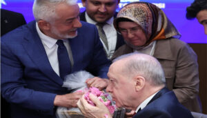 Başkan Başdeğirmen’den Cumhurbaşkanı Erdoğan’a gül takdimi – Birlik Haber Ajansı