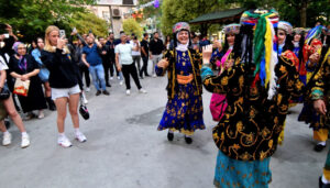 Halk Dansları Festivali sokaklara taştı – Birlik Haber Ajansı