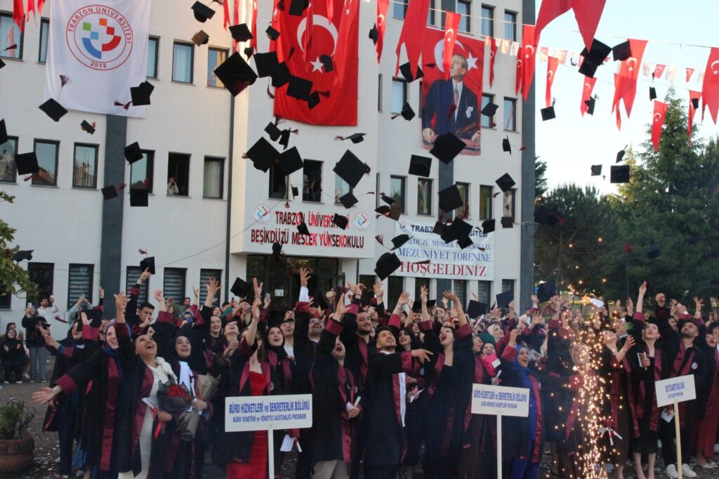 Beşikdüzü MYO 30. Dönem mezunlarından 282 kişi kep sevinci yaşadı – Birlik Haber Ajansı