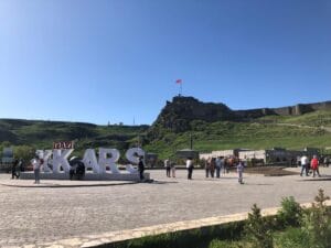 Kars Kalesi’ne ziyaretçi akını: Hem yerli hem yabancı turistlerin ilgisi yoğun – Birlik Haber Ajansı