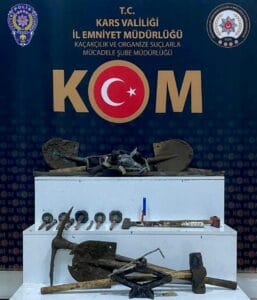 Kars Kalesi’nde kaçak kazı yapan 6 kişi suçüstü yakalandı – Birlik Haber Ajansı