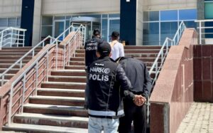 Kars’ta uyuşturucu suçlularına yönelik operasyon: 3 kişi tutuklandı – Birlik Haber Ajansı