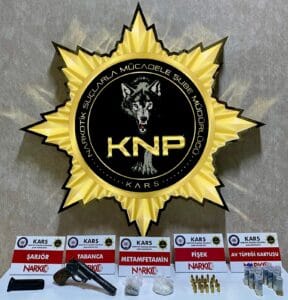 Kars’ta operasyon: Metamfetamin, ruhsatsız silah ve mühimmat ele geçirildi – Birlik Haber Ajansı