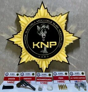 Kars’ta operasyon: Metamfetamin, ruhsatsız silah ve mühimmat ele geçirildi – Birlik Haber Ajansı