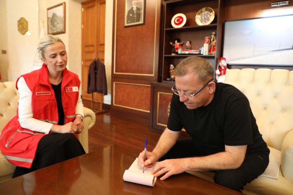Vali Ziya Polat’tan Kızılay’ınkurban kampanyasına destek – Birlik Haber Ajansı