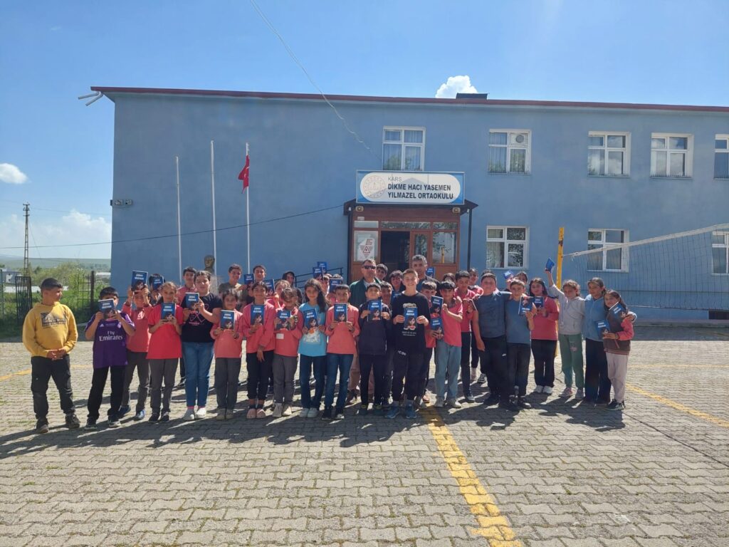 Yazar, Şair ve Edebiyat Öğretmeni Murat Aybirdi, okurlarıyla bir araya geldi – Birlik Haber Ajansı