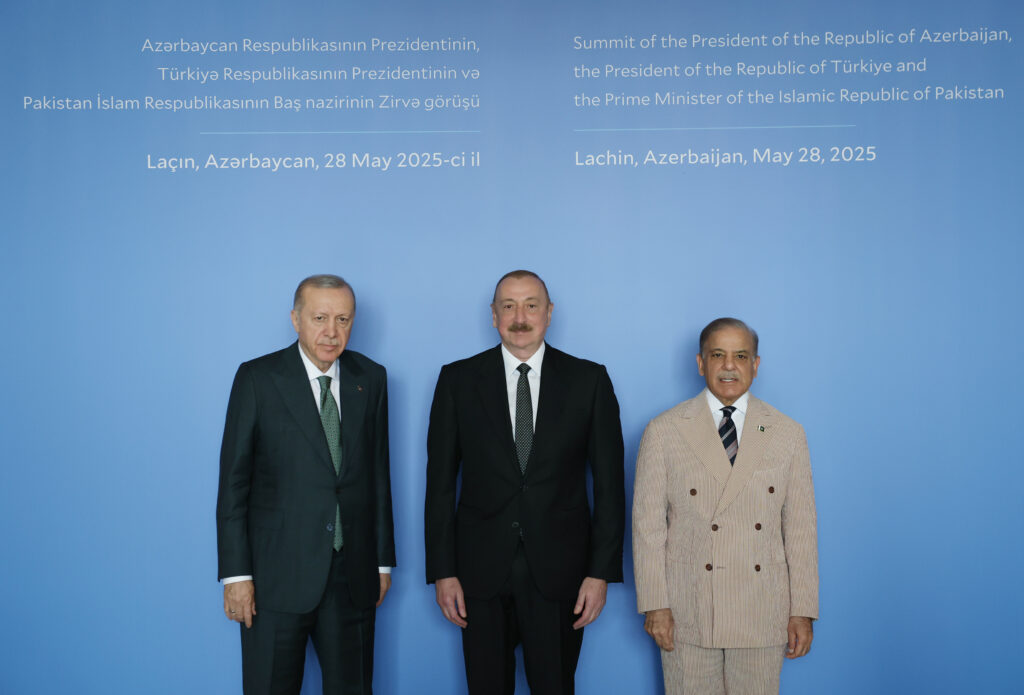 Cumhurbaşkanı Erdoğan, Aliyev ve Şahbaz Şerif ile Laçın’da bir araya geldi – Birlik Haber Ajansı