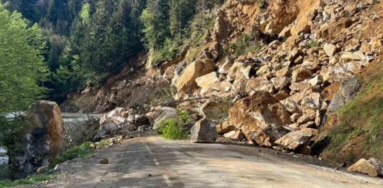 Giresun’da heyelan ulaşımı durdurdu – Birlik Haber Ajansı