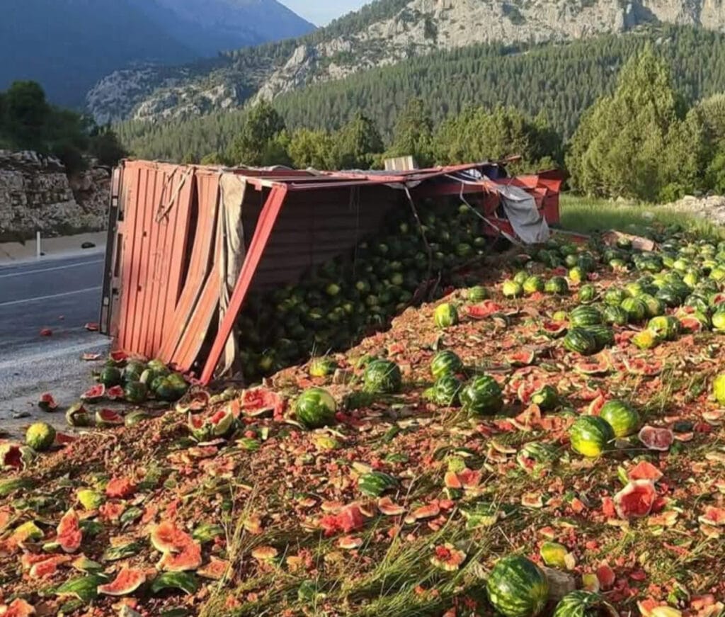 Antalya’da karpuz yüklü kamyon devrildi – Birlik Haber Ajansı