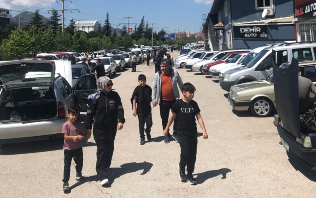 Isparta araba pazarı tıklım tıklım: Her hafta yoğun ilgi görüyor – Birlik Haber Ajansı