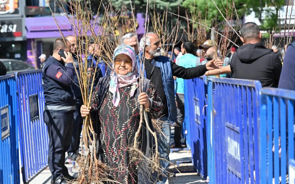 Isparta’da 15 bin adet meyve fidanı dağıtıldı – Birlik Haber Ajansı