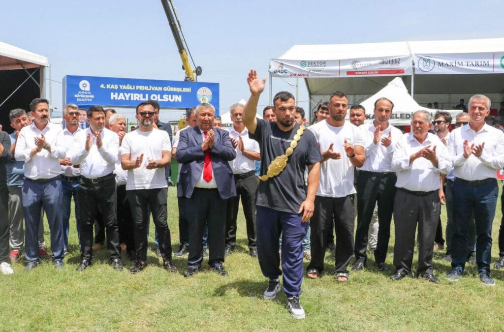 Pehlivan Yusuf Can Zeybek Kınık Er Meydanı’nda coşkuyla karşılandı – Birlik Haber Ajansı