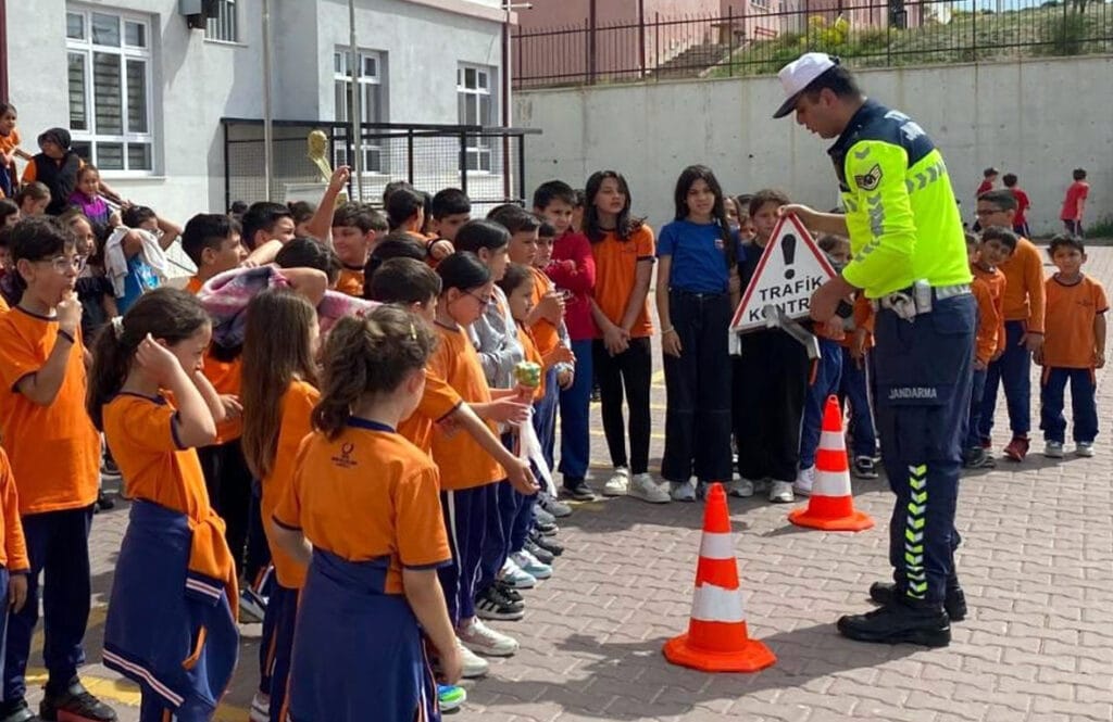 Jandarmadan öğrencilere trafik eğitim semineri – Birlik Haber Ajansı