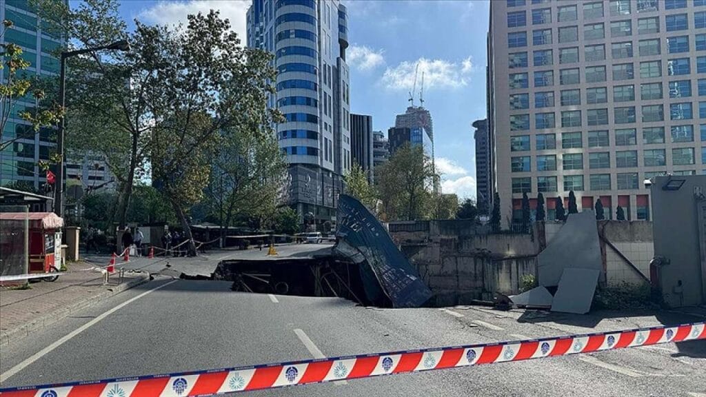 Sarıyer Maslak’ta yol çöktü – Birlik Haber Ajansı