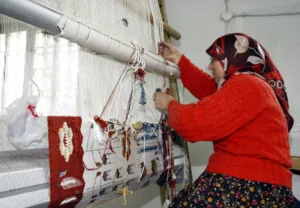 Beypazarı Halk Eğitim Merkezi’nde yüzde yüz kök boyalı kilimler dokunuyor – Birlik Haber Ajansı