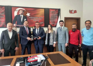 MHP İlçe Başkanı Orhan ve İl Başkan Yardımcısı Erdoğan, Milli Eğitim Müdürü Uslu’yu ziyaret etti – Birlik Haber Ajansı