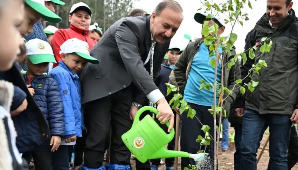 Isparta Valisi Erin’den Yakaören köyü halkıyla anlamlı fidan dikimi etkinliği – Birlik Haber Ajansı