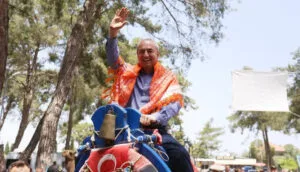 Kepez Belediye Başkanı Mesut Kocagöz’den deve şov – Birlik Haber Ajansı