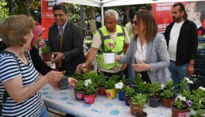Manisalı annelere binlerce çiçek dağıtıldı – Birlik Haber Ajansı