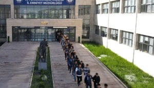 Cumhuriyet tarihinin en büyüğü Afyon merkezli yapıldı! Dolandırıcılık çetesi çökertildi – Birlik Haber Ajansı