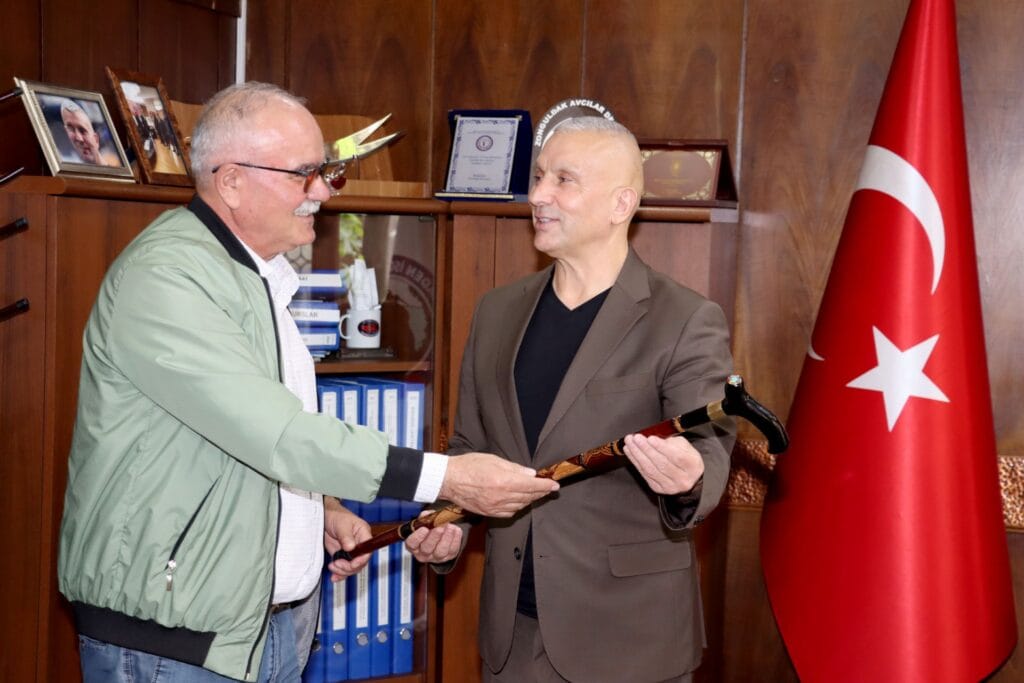Emekli madenci, kendi yaptığı bastonu Demir’e hediye etti.