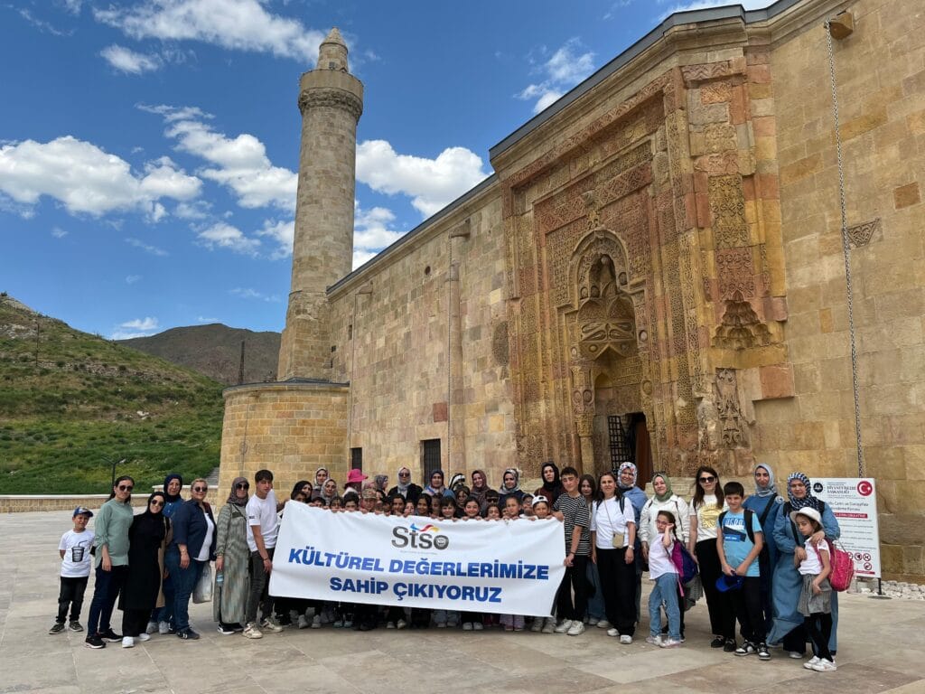 Çocuklar eserleri hayranlıkla inceledi