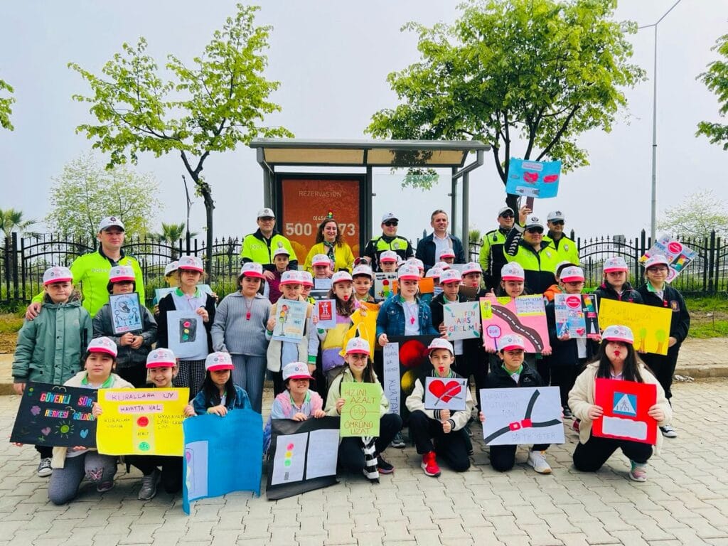 Yeşilgiresun İlkokulu Trafik Haftası çalışması – Birlik Haber Ajansı