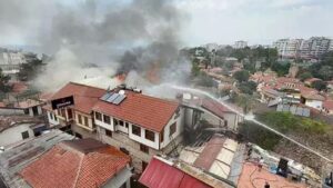 Kaleiçi’nde yine yangın: Tarihi doku tehdit altında – Birlik Haber Ajansı